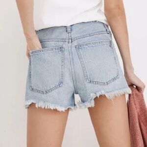 Madewell Relaxed Denim Shorts in Cedarcroft wash button fly
